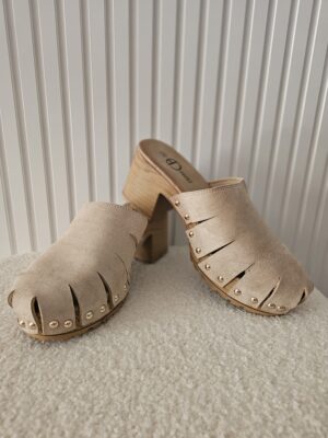 Zuecos Tachuelas Beige