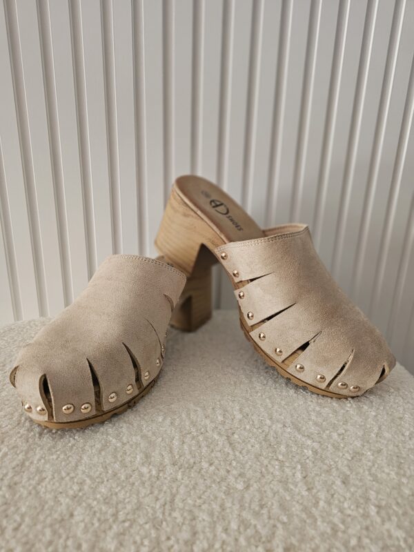 Zuecos Tachuelas Beige